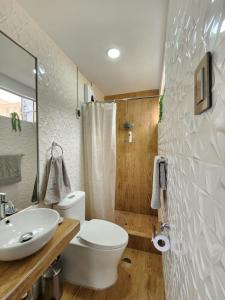 La salle de bains est pourvue de toilettes blanches et d'un lavabo. dans l'établissement Fresnos 891, à Huancayo