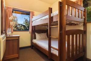 Uma ou mais camas em beliche em um quarto em Lodges 8 Central Location