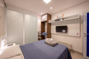 Pokój szpitalny z łóżkiem i telewizorem w obiekcie K2 Residence w mieście Campinas