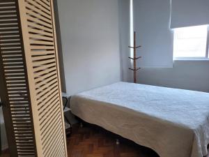 Cama o camas de una habitación en Studio em Copacabana, 100m do mar