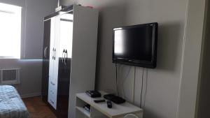 Habitación con TV en la esquina de una pared en Studio em Copacabana, 100m do mar, en Río de Janeiro
