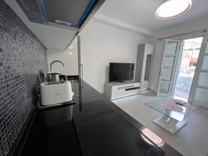 una cocina con un aparato en una encimera en una habitación en Luxury Apartment Orlando, en Adeje