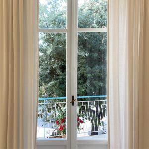 una finestra aperta con vista su un balcone di GUALTIERI B&b - LUXURY ROOMS a San Giorgio a Cremano