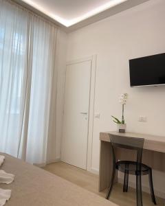 A television and/or entertainment centre at GUALTIERI B&b - LUXURY ROOMS