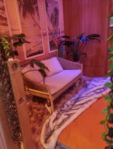 ein Wohnzimmer mit einem Stuhl und einem Teppich in der Unterkunft London Park Haven in London