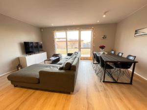 Μια τηλεόραση ή/και κέντρο ψυχαγωγίας στο Modern and Spacious 2br apartment only 5,5 km drive from downtown Reykjavik