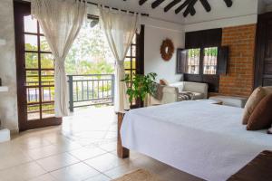 1 dormitorio con 1 cama y sala de estar en Finca Hotel Casa Nostra, villa Mariana, en Quimbaya