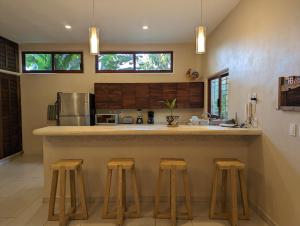 una cocina con barra con taburetes en un bar en Departamento los gallos ,en planta baja, en Lo de Marcos