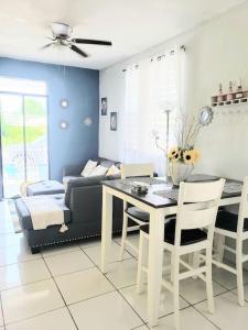 阿瓜達的住宿－Casa Amalia Beach House，客厅配有桌子和沙发