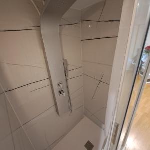 La salle de bains est pourvue d'une douche avec une porte en verre. dans l'établissement Port 3, à Tarragone