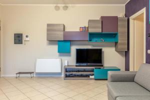 een woonkamer met een bank en een tv bij La Casa Di Claudio - by Host4U in Melegnano