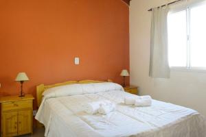 a bedroom with a bed with two towels on it at Corazon de Montaña in Merlo