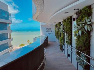 uma vista para a praia a partir da varanda de um hotel em Edifício SKY Apto 810 - ER Hospedagens em Maceió