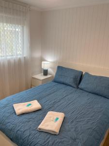 Un dormitorio con una cama con dos toallas encima. en Surfers Beach Resort One, en Gold Coast 87 fotos más
