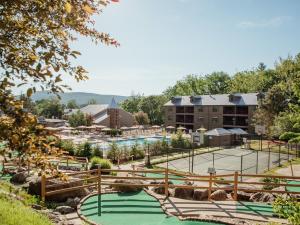 Bazen u objektu Holiday Inn Club Vacations Oak n Spruce Resort in the Berkshires ili u blizini