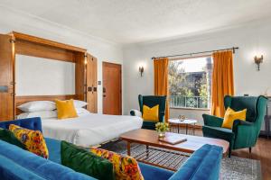une chambre d'hôtel avec un lit, des chaises et une table dans l'établissement Visit the Beach from a Historic Downtown Apartment - NRP21-00092, à Long Beach