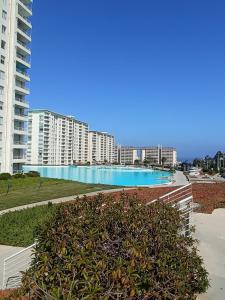 una piscina en medio de una ciudad con edificios en Departamento Laguna Bahía, en Algarrobo