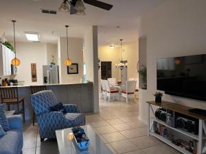 ein Wohnzimmer mit Sofa und Fernseher in der Unterkunft BAHAMA BAY RESORT in Kissimmee