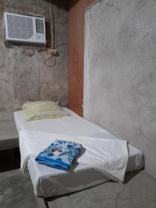 uma cama num quarto com ar condicionado em DUMA HOSTEL em Dumaguete