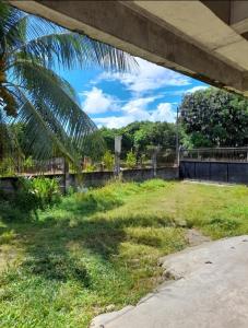 uma vista para um campo de relva debaixo de uma ponte em DUMA HOSTEL em Dumaguete
