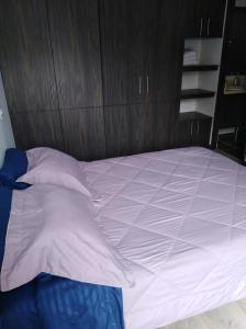 Tempat tidur dalam kamar di Apartamento Colina, Campestre Suba
