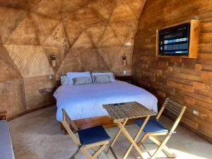 a bedroom with a bed and a table and chairs at DOMO Y SPA INFINITO in Catillo