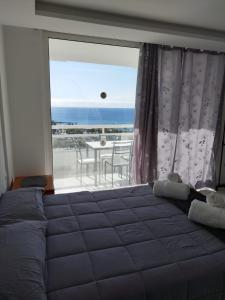 1 dormitorio con cama y vistas al océano en Jameo de agua, las americas studio sea view, en Playa Fañabe