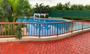 ein Schwimmbad mit einem Zaun um ihn herum in der Unterkunft At Home Condo With Free Pool Access in Manila