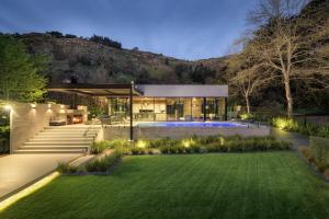 una casa moderna con giardino di notte di Bridle Path Retreat - Christchurch Holiday Homes a Christchurch