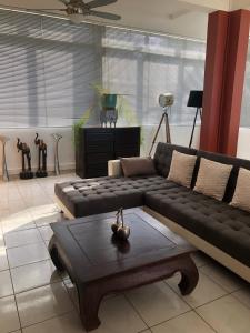 sala de estar con sofá y mesa de centro en DUCHARMOY LODGES, en Saint-Claude