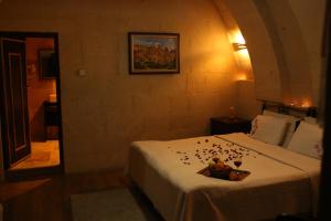 Un dormitorio con una cama con un bol de fruta. en Antik Cave House, en Ürgüp