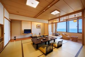 salon ze stołem i telewizorem w obiekcie Kaisenkaku w mieście Aomori