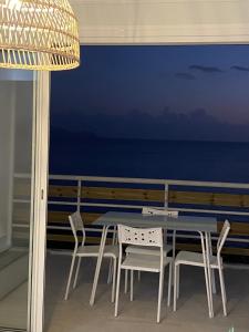 Vista generica sul mare o vista sul mare dall'interno dell'appartamento