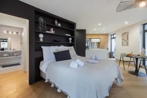 מיטה או מיטות בחדר ב-My Stay Brussels - Saint Gery