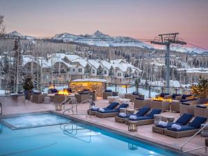 un complexe avec une piscine et une station de ski dans l'établissement Forbes 5 Star Luxury Hotel - 1 Br Residence in Mountain Village Colorado, à Telluride
