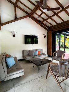 sala de estar con sofá y mesa en Fincas Panaca Villa Portal 9, en Quimbaya