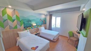 查亞普拉的住宿－MaxOneHotels at Jayapura，一间酒店客房,设有两张床和电视