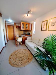 ein Wohnzimmer mit Couch und Küche in der Unterkunft Céntrico y cómodo departamento in Concepción