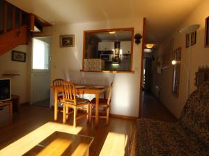salon ze stołem i jadalnią w obiekcie Luchon : Appartement 2 pers, Balcon Sud, Parking, Proche Thermes - FR-1-313-217 w mieście Luchon