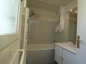 Kúpeľňa v ubytovaní Luchon : Appartement 2 pers, Balcon Sud, Parking, Proche Thermes - FR-1-313-217