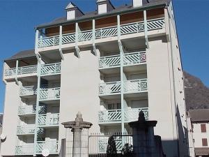 biały budynek z białym balkonem na górze w obiekcie Appartement Bagnères-de-Luchon, 2 pièces, 2 personnes - FR-1-313-217 w mieście Luchon