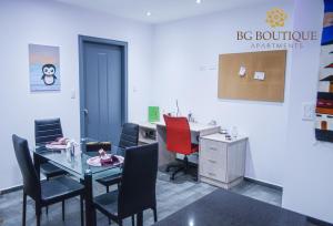 una oficina con mesa, sillas y escritorio en BG Boutique Apartments, en Quito