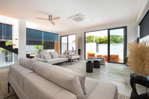 Et opholdsområde på New & Elegant 5Br Eco Pool Villa Samakki Garden 5