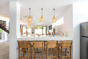 Køkken eller tekøkken på New & Elegant 5Br Eco Pool Villa Samakki Garden 5