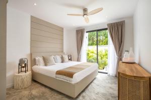 En eller flere senge i et værelse på New & Elegant 5Br Eco Pool Villa Samakki Garden 5