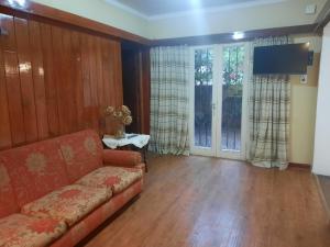 a living room with a couch and a flat screen tv at Tu casa en el centro in San Rafael