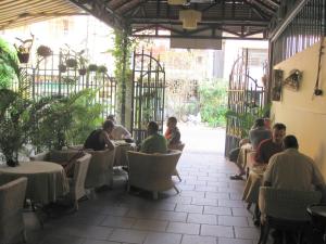 een groep mensen die aan tafel zitten in een restaurant bij Comfort House in Phnom Penh