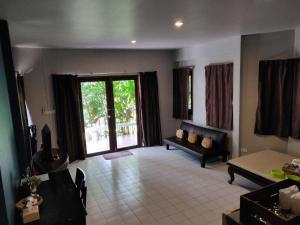 Ein Sitzbereich in der Unterkunft Baan Klang Aow Beach Resort