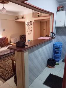 una cucina con bancone e un soggiorno di Payment by cash or cash only and no aplace a Abū Qīr