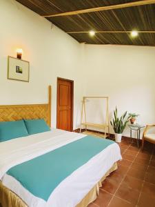1 dormitorio con 1 cama grande en una habitación en Come to the Sea homestay Phú Yên, en Tuy Hoa